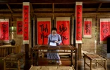 Une femme lit un document à la maison de calligraphie du Temple de la Littérature, dédié à l'ancien philosophe chinois Confucius, le 19 mai 2025 à Hanoï, au Vietnam