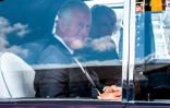 Le roi Charles III et la reine consort Camilla quittent en voiture l'aéroport de Northolt, à l'ouest de Londres, pour rejoindre le palais de Buckhingham, au lendemain du décès de la reine Elizabeth II, le 9 septembre 2022