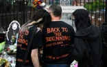 Des fans se reccueillent devant un mémorial improvisé sur le pont Black Sabbath, en hommage à l'auteur-compositeur-interprète britannique Ozzy Osbourne, au lendemain de son décès, le 23 juillet 2025 à Birmingham, dans le centre de l'Angleterre