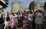 Des fans de la monarchie britanniques paradent à Windsor, le 18 mai 2018