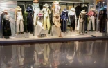 Des mannequins portant des vêtements féminins dans un centre commercial, le 30 juin 2026 à Hérat, dans l'ouest de l'Afghanistan 