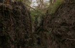 Un soldat ukrainien de la 65e brigade dans une tranchée creusée par les troupes russes, près du village de Robotyné, le 1er octobre 2023 dans la région de Zaporijjia