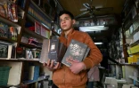 Un employé montre des ouvrages qui auraient été interdits sous le régime déchu de Bachar al-Assad, dans une librairie de Damas, le 26 janvier 2025