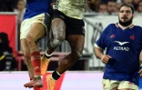 Le Fidjien Josua Tuisova (C) et le Français Louis Bielle-Biarrey se disputent le ballon lors de la victoire remportée par le XV de France (34-21), le 15 novembre 2025 à Bordeaux