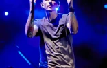 Chester Bennington (d), le chanteur du groupe américain Linkin Park, lors d'un concert à Nuerburg, le 7 juin 2014