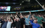 Des supporters anglais exultent après le deuxième but de leur équipe en demi-finale de l'Euro le 7 juillet 2021 à Wembley