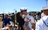 Des familles se réjouissent à l'arrivée du porte-avions américains USS Abraham Lincoln sur la base navale de San Diego, en Californie, le 8 octobre 2026
