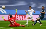 Le milieu de terrain Marco Asensio marque le 3e but pour le Real Madrid face au gardien de l'Espanyol Barcelone, Diego Lopez, lors de la 34e journée de LaLiga, le 30 avril 2022 au Stade Santiago Bernabeu