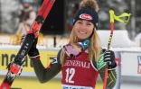 L'Américaine Mikaela Shiffrin pose dans l'aire d'arrivée après sa 2e place dans la descente de Lake Louise au Canada, le 7 décembre 2019