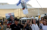 Des Israéliens fêtent le retour des quatre otages libérés par l'armée israélienne lors d'une opération, le 8 juin 2024 à Tel Aviv