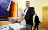 Georg Pazderski, candidat du parti AfD (Alternative pour l'Allemagne), vote aux élections régionales à Berlin le 18 septembre 2016