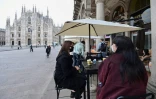 Des Italiens en terrasse à Milan le 26 avril 2021 
