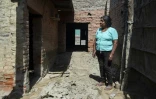 Une femme devant sa maison endommagée par les inondations provoquées par le phénomène climatique El Nino, le 17 octobre 2021 à Piura, dans le nord du Pérou