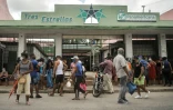Des gens font la queue devant un magasin pour acheter de la nourriture, le 15 septembre 2020 à La Havane, à Cuba