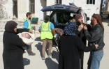 Les parents de Abdel Basset Al-Satuf près de l'ambulance qui le transporte à Al-Hbeit, dans la province d'Idleb le 17 février 2017 