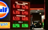 Les prix des carburants affichés dans une station-service à Alhambra, le 28 septembre 2026 en Californie