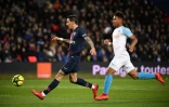 L'attaquant argentin du PSG Angel Di Maria poursuivi par le défenseur de l'OM Bouna Sarr le 17 mars 2019 au Parc des Princes