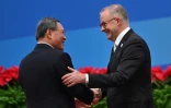 Le Premier ministre chinois Li Qiang (gauche) et le Premier ministre australien Anthony Albanese échangent une poignée de main, le 5 novembre 2023 à Shanghai (Chine)
