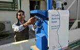 L'ingénieur Abid Omar explique le fonctionnement de la station de surveillance de la qualité de l'air installée sur le toit de son bureau à Karachi, le 9 janvier 2026 au Pakistan