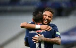 L'attaquant du PSG Neymar fête son but avec son coéquipier Angel Di Maria, en finale de Coupe de France, le 24 juillet 2020 au Stade de France