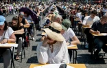 Des milliers de personnes de dix ans à 92 ans participent à une dictée géante sur l'avenue des Champs-Elysées à Paris, le 4 juin 2023 