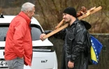 Josip Jelinic (d) parle avec un habitant au bord de la route pendant son pèlerinage de 1000 km pour demander le pardon et la réconciliation de tous les peuples de Bosnie-Herzégovine, près de la ville de Vares, le 25 mars 2025