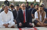 Le Premier ministre Khaled Bahah et le président Abd Rabbo Mansour Hadi lors de la prière de l'Aïd al-Adha le 24 septembre 2015 à Aden
