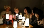 Soirée "jeux de société" dans une "maison de retraite pour jeunes" à Dali, dans la province du Yunnan, dans le sud-ouest de la Chine, le 2 avril 2025