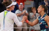 Diane Parry serre la main de la Tchèque Barbora Krejcikova, tenante du titre, qu'elle a dominée au premier tour de Roland-Garros le 23 mai 2022 à Paris