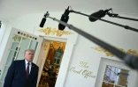 Le président américain Donald Trump s'adresse aux journalistes devant le Bureau ovale de la Maison Blanche, le 13avril 2026 à Washington
