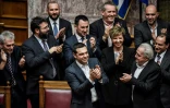 Le Premier ministre grec Alexis Tsipras et les membres du gouvernement applaudissent après avoir remporté un vote de confiance, le 16 janvier 2019 au Parlement à Athènes