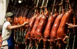 "Lechon" ou porc rôti, plat traditionnel de Noël aux Philippines, le 24 décembre 2016