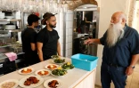 Le cuisinier israélien Uri Jeremias discutant avec des employés dans son restaurant de fruits de mer à Acre, le 2 mai 2022