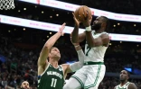 Jaylen Brown (Boston, d.) est défié par Brook Lopez (Milwaukee, g.) lors de la victoire des Celtics sur les Bucks en NBA, le 28 octobre 2024