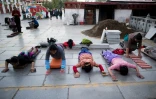 Des fidèles se prosternent devant le temple de Jokhang, le 10 septembre 2016 à Lhassa