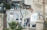 Une tente blanche a été montée sur le parvis de la gare Saint-Charles à Marseille le 1er octobre 2017, pour permettre aux enquêteurs de travailler