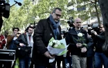 Le secrétaire général du syndicat policier "Alternative police" Denis Jacob dépose des fleurs le 21 avril 2017 sur le lieu où un collègue a été assassiné sur les Champs Elysées la veille
