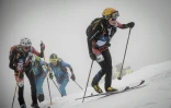 La Française Axelle Gachet Mollaret (d) avec sa partenaire Lorna Bonnel (g), lors de la 35e édition de la Pierra Menta, transformée en Championnat du monde longue distance par équipes en raison de la crise sanitaire, le 12 mars 2021 à Arêches-Beaufort