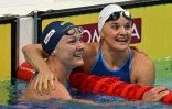 La Suédoise Sarah Sjoström (g), médaille d'or du 50 m papillon, et la Française Mélanie Hénique, médaille d'argent, lors des Mondiaux de Budapest, le 24 juin 2022