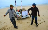 Les scientifiques Edgar Dusacre (g) et Aurélien Strmsek (d), membres de l'association "4P Shore & Seas" délimitent un carré de fouille pour collecter des débris de microplastiques sur la plage de Contis-les-Bains, dans les Landes, le 17 août 2020