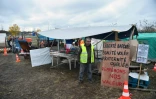"Gilets jaunes" sur un rondpoint, près de l'A28, à Montabon, le 4 décembre 2018