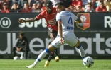 L'attaquant de Rennes Kamal-Deen Sulemana (g) ouvre le score devant l'Auxerrois Jubal, le 11 septembre 2022 à Rennes  