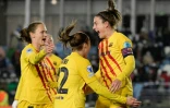 La joie de la milieu de terrain Alexia Putellas (d), félicitée par ses coéquipières, après avoir marqué le 3e but de la victoire de Barcelone, 3-1 face au Real Madrid, lors du quart de finale aller de la Ligue des Champions, le 22 mars 2022 au Stade Alfredo Di Stefano