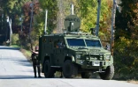 Des policiers sur une route à Monmouth, lors de recherches de l'auteur de la tuerie de Lewiston, le 27 octobre 2023 dans le Maine