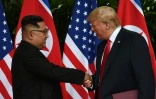 Le dirigeant nord-coréen Kim Jong Un (g) et le président américain Donald Trump à Singapour le 12 juin 2018