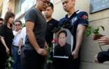 Des proches de Zhang Chaolin lors d'un rassemblement le 14 août 2016 à Aubervilliers à la mémoire de ce Chinois de 49 ans mort deux jours plus tôt des suites d'une agression