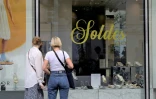 Deux femmes devant la vitrine d'un magasin de chaussures pendant les soldes, le 24 juin 2022 à Paris