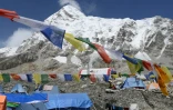 La clinique du camp de base de l'Everest, une tente en toile à plus de 5.300 mètres d'altitude, le 24 avril 2018