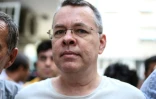 Le pasteur américain Andrew Brunson escorté par la police turque, le 25 juillet 2018 à Izmir