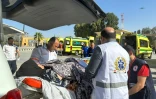 Des ambulanciers égyptiens prennent en charge une Palestinienne blessée au terminal de Rafah, le 9 novembre 2023